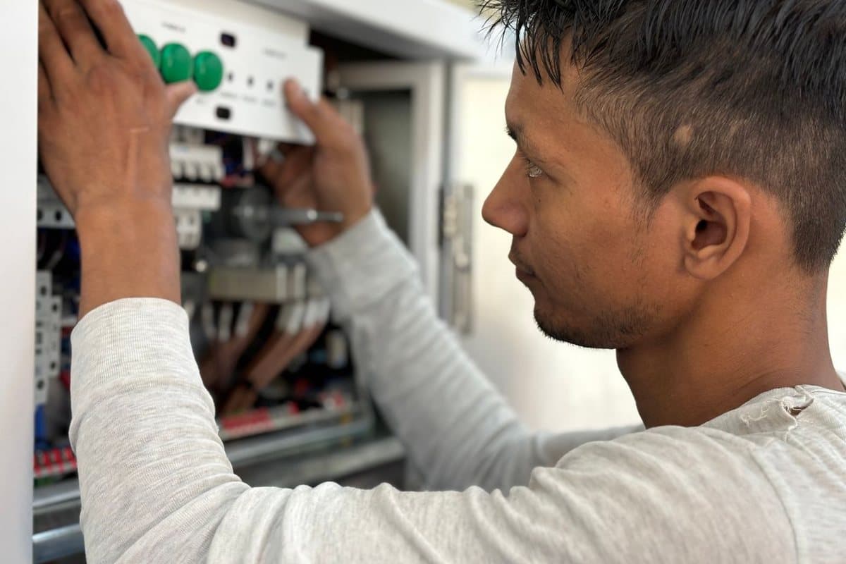 Électricien au travail